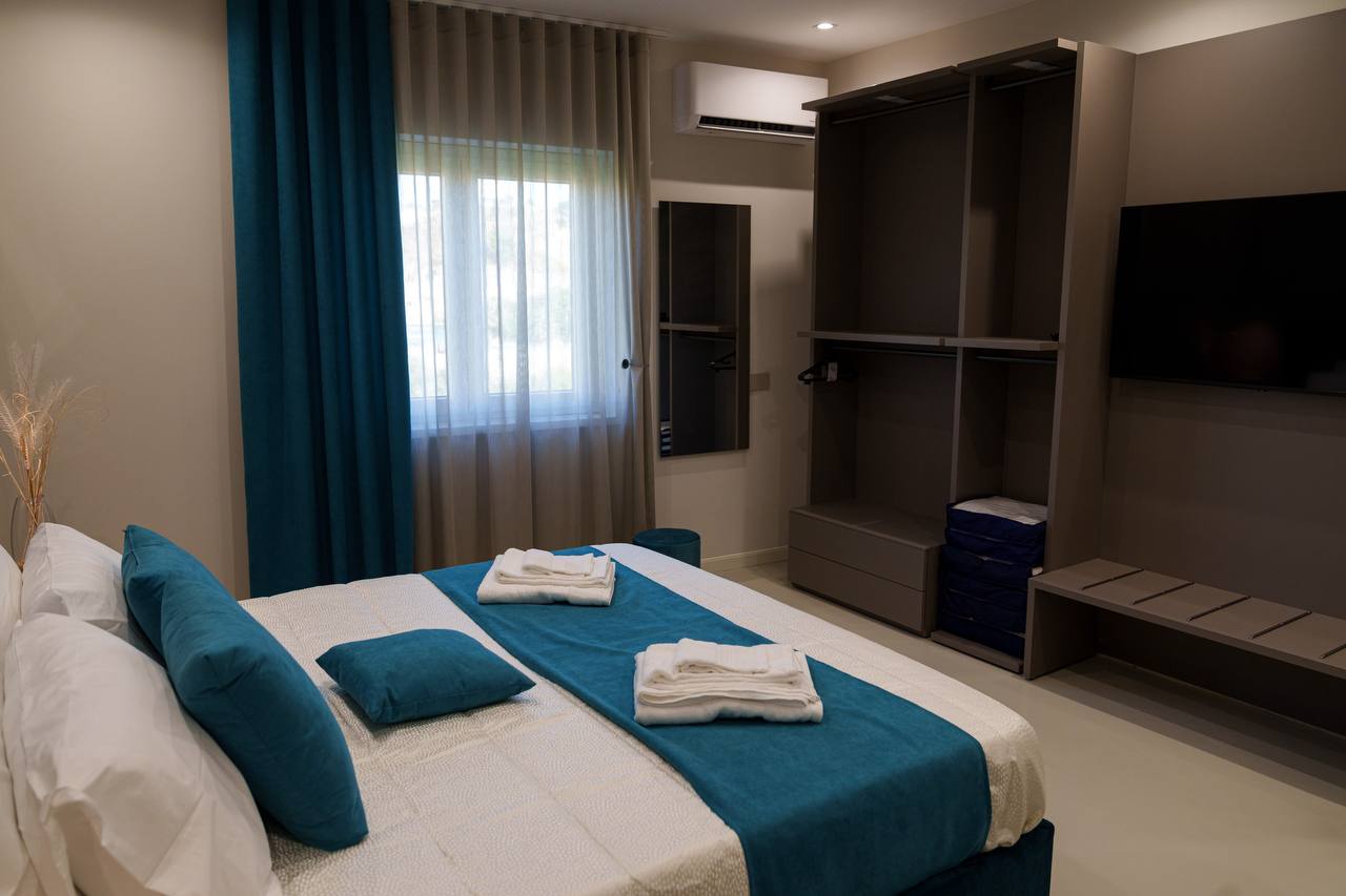 camera da letto matrimonia con armadio e vista su finestra